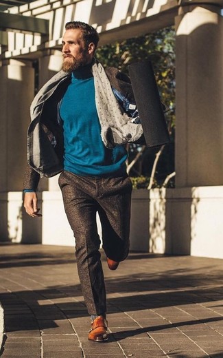 Как носить темно-бирюзовую водолазку с темно-коричневым шерстяным костюмом