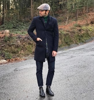 Какие джинсы носить с темно-бирюзовой водолазкой мужчине