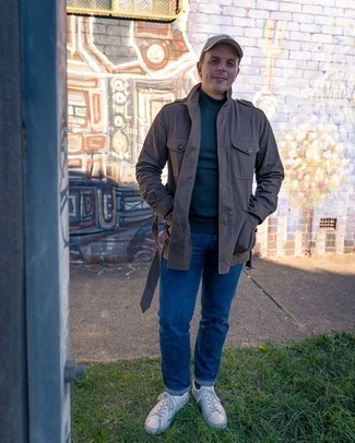 Какие джинсы носить с темно-бирюзовой водолазкой мужчине