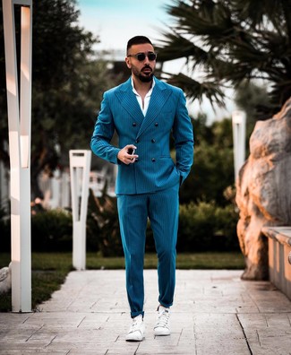 С чем носить темно-бирюзовый костюм в вертикальную полоску