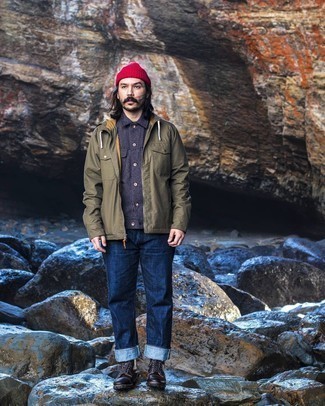 Какие джинсы носить с темно-бирюзовой ветровкой мужчине