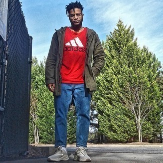 Какие джинсы носить с темно-бирюзовой ветровкой мужчине