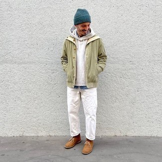 Какие джинсы носить с темно-бирюзовой ветровкой мужчине