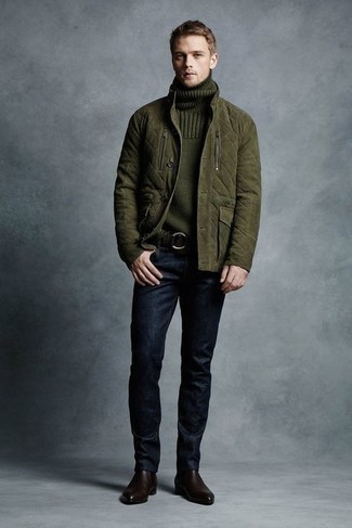 Как носить темно-бирюзовую шерстяную водолазку с темно-синими джинсами мужчине