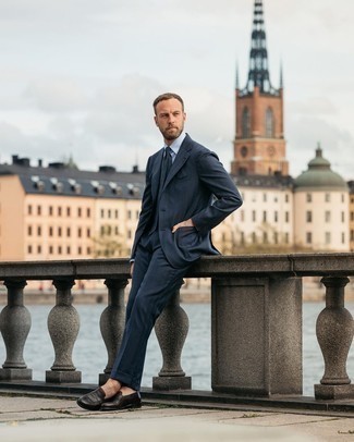 Как носить костюм-тройку с лоферами