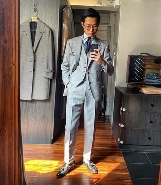 Как носить костюм-тройку с лоферами