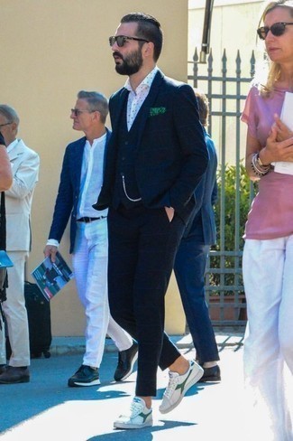 Как носить костюм-тройку с низкими кедами