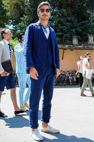 Как носить костюм-тройку с низкими кедами