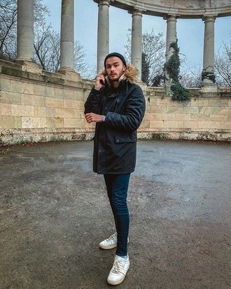 С чем носить низкие кеды c принтом тай-дай мужчине