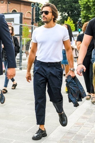 С чем носить куртку-рубашку c принтом тай-дай мужчине