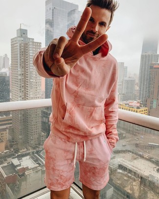 С чем носить шорты c принтом тай-дай мужчине