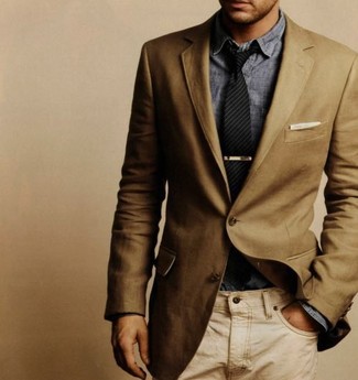 Как носить табачный пиджак с бежевыми джинсами мужчине