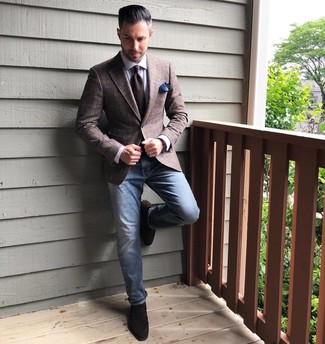 Как носить табачный пиджак с синими джинсами мужчине