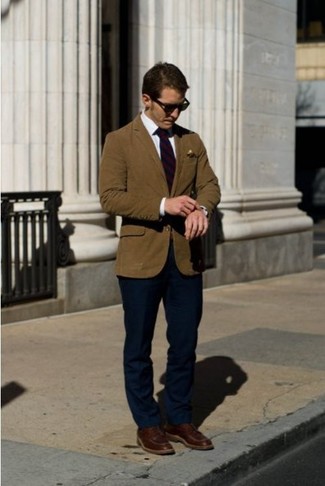 Какие повседневные ботинки носить с табачным пиджаком мужчине