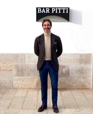 Как носить табачный пиджак с темно-синими джинсами мужчине