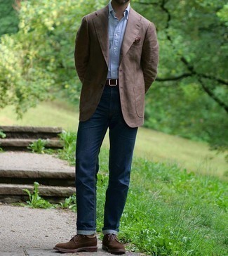 Как носить табачный пиджак с темно-синими джинсами мужчине