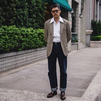 Как носить табачный пиджак с темно-синими джинсами мужчине