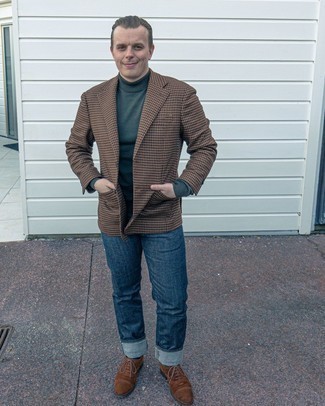 Как носить табачный пиджак с темно-синими джинсами мужчине
