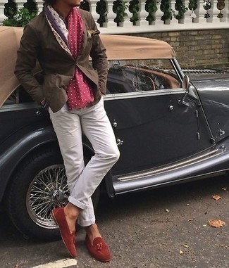 Как носить табачный пиджак с белыми джинсами мужчине