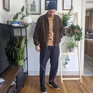 Какие повседневные ботинки носить с табачным бомбером мужчине
