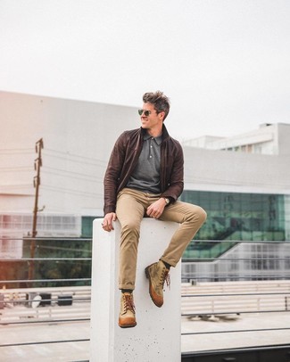 Какие повседневные ботинки носить с табачным бомбером мужчине