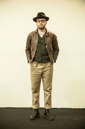 Какие повседневные ботинки носить с табачным бомбером мужчине