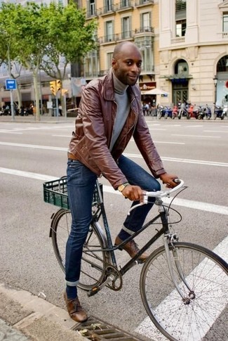 Как носить табачный бомбер с темно-синими джинсами мужчине