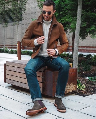 Как носить табачный бомбер с темно-синими джинсами мужчине