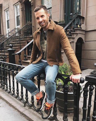 Как носить табачный бомбер с темно-синими джинсами мужчине