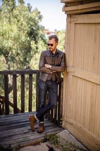 Как носить табачный бомбер с темно-синими джинсами мужчине