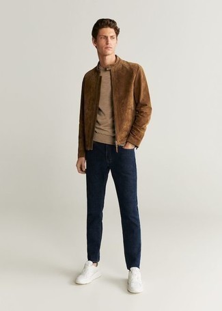 Как носить табачный бомбер с темно-синими джинсами мужчине