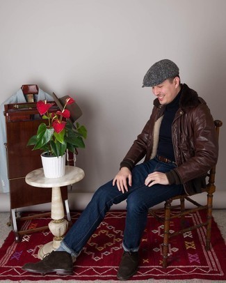 Как носить табачный бомбер с темно-синими джинсами мужчине