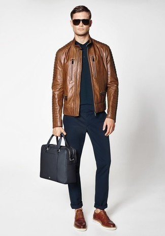 Какие футболки-поло носить с табачным бомбером мужчине