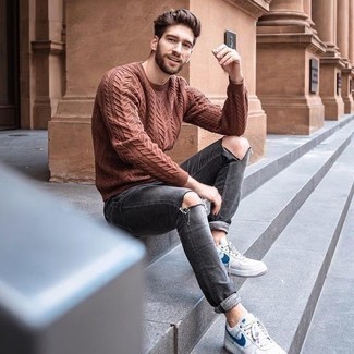 Какие джинсы носить с табачным вязаным свитером мужчине