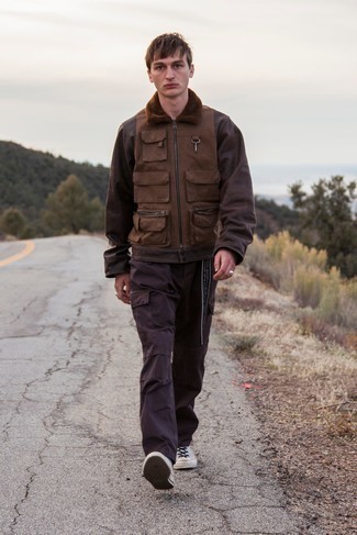 Какие бомберы носить с табачными брюками карго