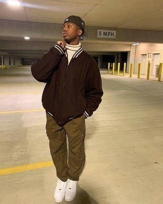 Какие водолазки носить с табачными брюками карго