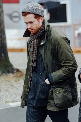 С чем носить табачный шарф в клетку мужчине