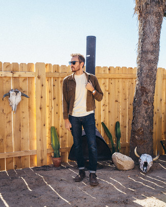 С чем носить табачную джинсовую куртку мужчине