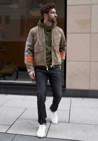 С чем носить табачную джинсовую куртку мужчине