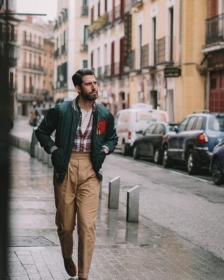 Какие университетские куртки носить с табачными ботинками дезертами