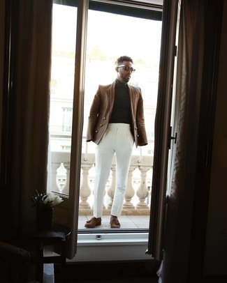 Какие водолазки носить с табачным двубортным пиджаком мужчине