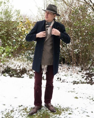 Какие водолазки носить с табачным двубортным пиджаком мужчине