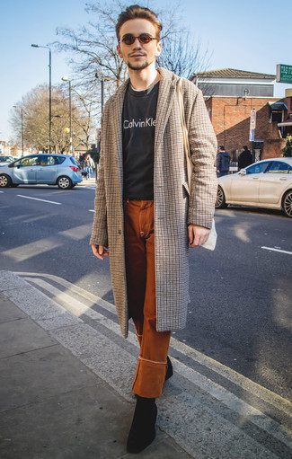 Как носить табачные джинсы с светло-коричневым длинным пальто в клетку