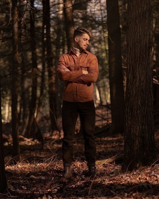 Какие водолазки носить с табачными джинсами мужчине