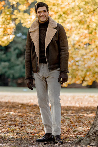 С чем носить табачную вязаную водолазку мужчине