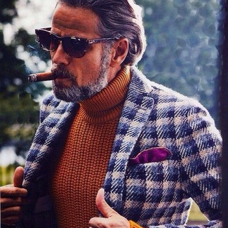 С чем носить табачную вязаную водолазку мужчине