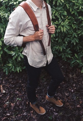 С чем носить табачный кожаный рюкзак мужчине