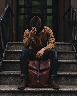 С чем носить табачный кожаный рюкзак мужчине