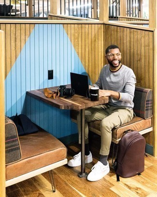 С чем носить табачный кожаный рюкзак мужчине