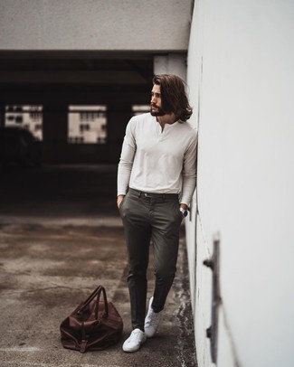 С чем носить табачную кожаную дорожную сумку мужчине